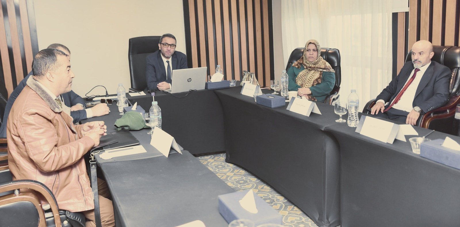 مشاركون حول طاولة اجتماعات خلال جلسة عمل مؤسسية