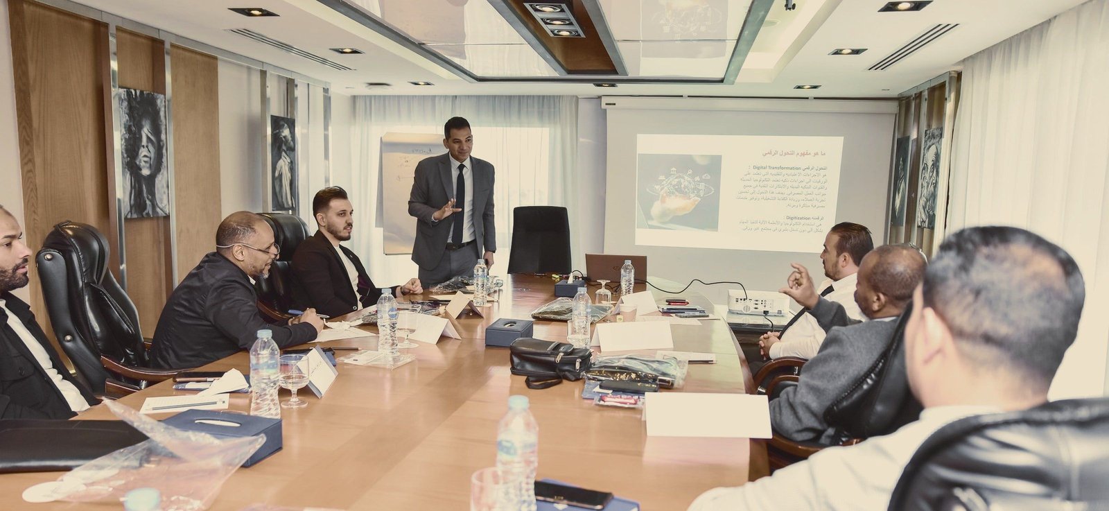 جلسة تدريبية لبرنامج العزب حول طاولة اجتماعات، والمشاركون يتابعون العرض